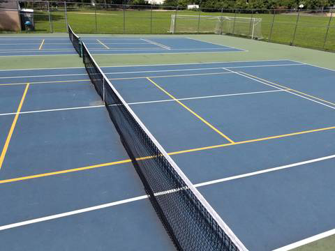 Thi công xây sân tennis-pickleball bề mặt thảm lắp ráp ngoài trời với hàng rào 4.2m